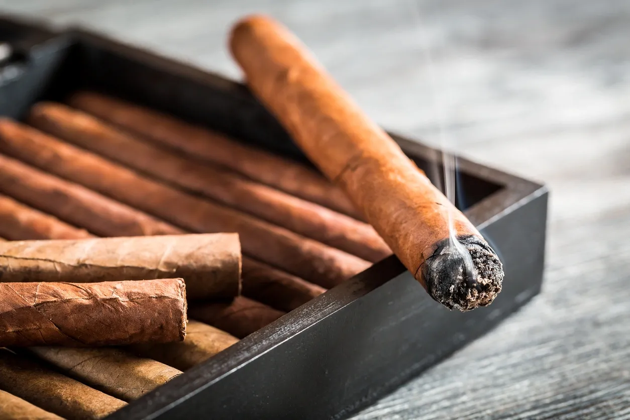 How to smoke a cigar | Cigar Roller